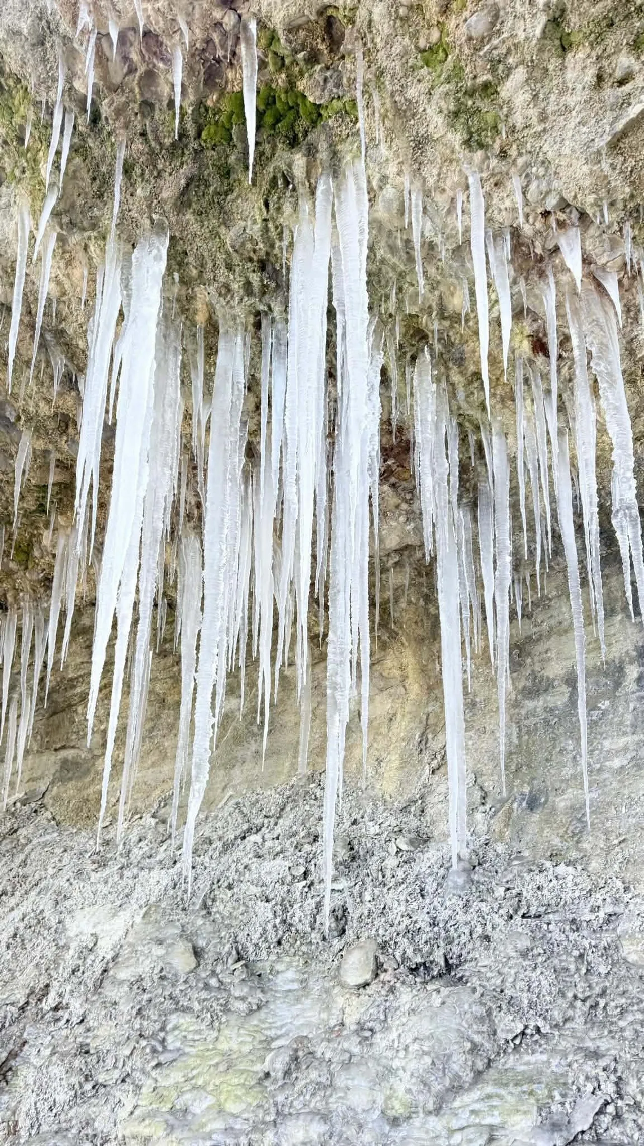 Adanada sıra dışı manzara! Dev buz sarkıtlarının boyu metreleri aştı