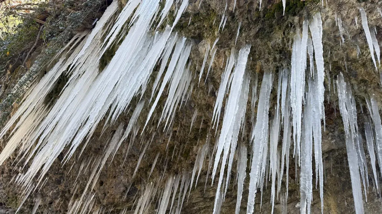 Adanada sıra dışı manzara! Dev buz sarkıtlarının boyu metreleri aştı