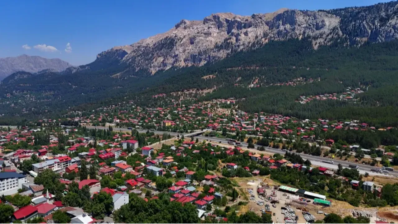Adanada sıra dışı manzara! Dev buz sarkıtlarının boyu metreleri aştı