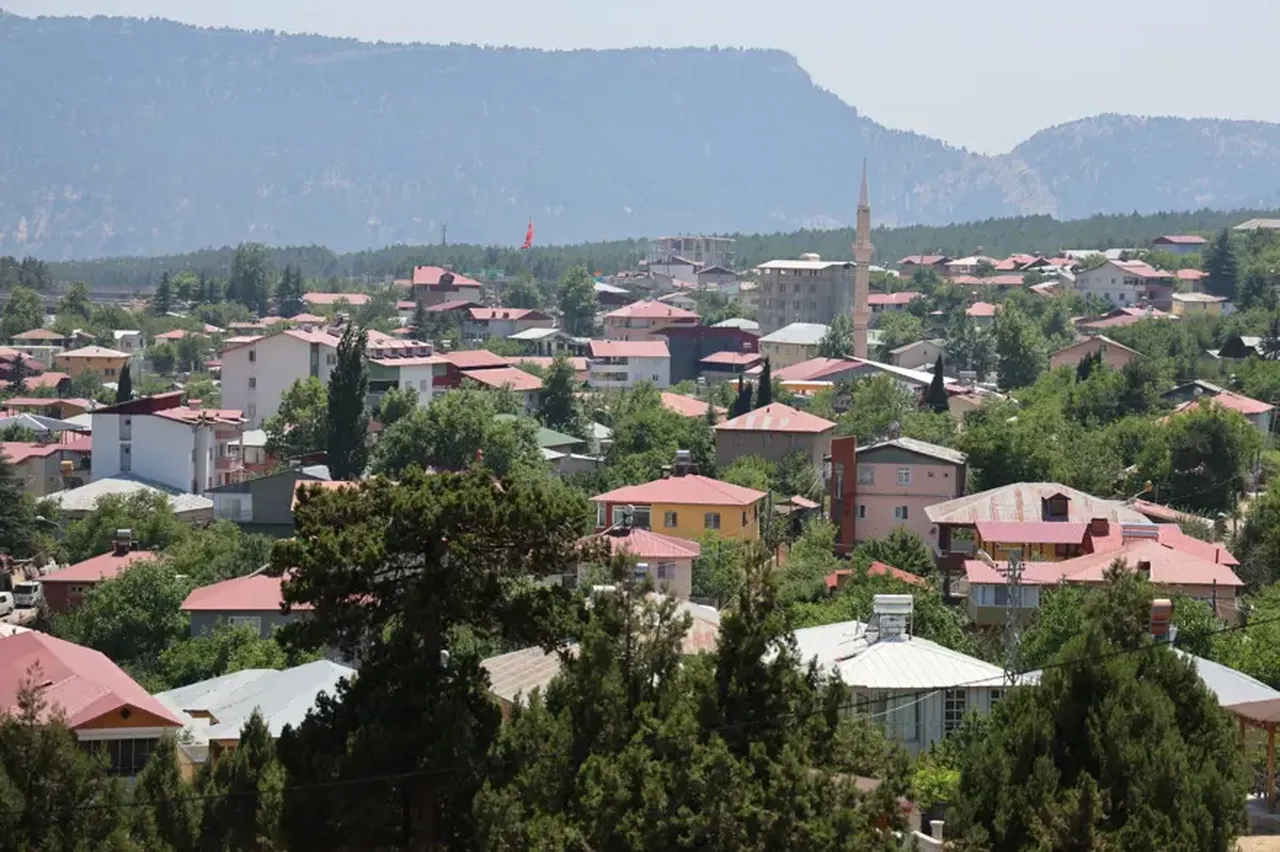 Adanada sıra dışı manzara! Dev buz sarkıtlarının boyu metreleri aştı