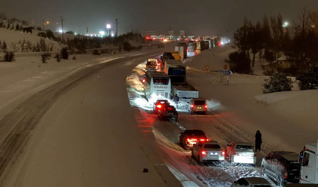 Bakanlıktan yoğun kar yağışı uyarısı: Zorunlu olmadıkça yola çıkmayın!
