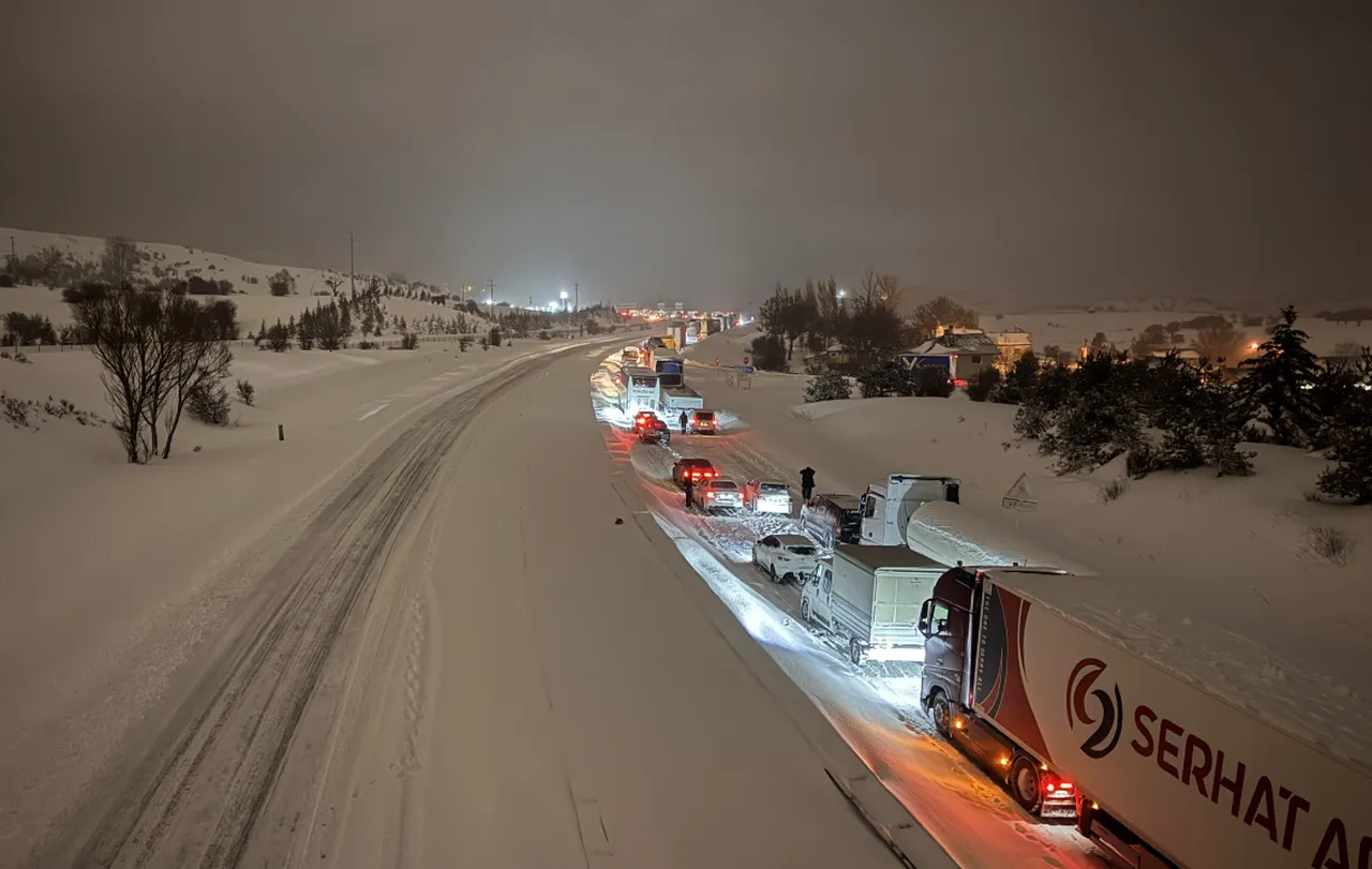 Bakanlıktan yoğun kar yağışı uyarısı: Zorunlu olmadıkça yola çıkmayın!