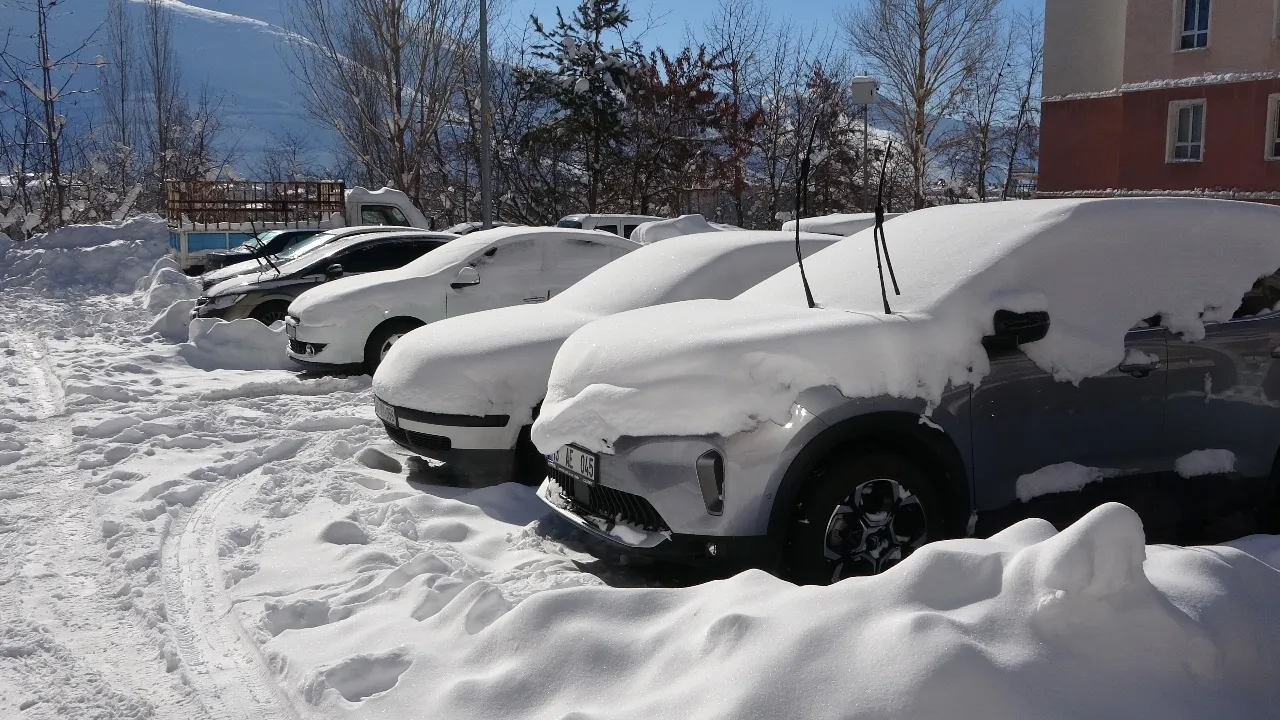 Bitlis'te kar yağışı ulaşımı vurdu! 181 köy yolu kapandı, eğitime 2 gün ara verildi