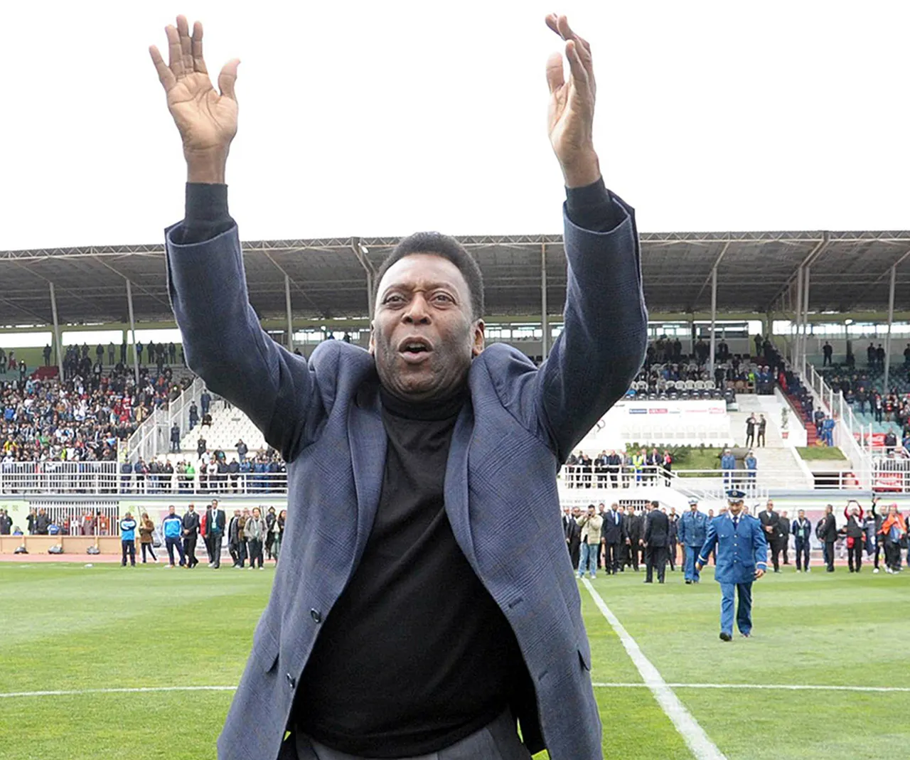 İki çocuklu yoksul bir ailenin büyük çocuğu olan Brezilyalı efsanevi futbolcuya, okul arkadaşları tarafından o dönem örnek aldığı Vasco da Gamalı oyuncu Bile'ye istinaden "Pele" takma adı verildi