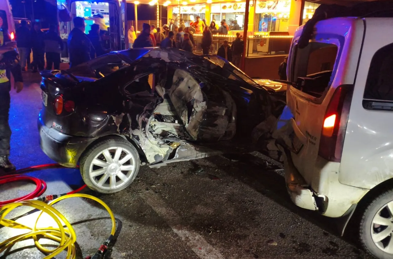 Bursa'da otomobil park halindeki araçlara çarptı! 1'i ağır 4 yaralı