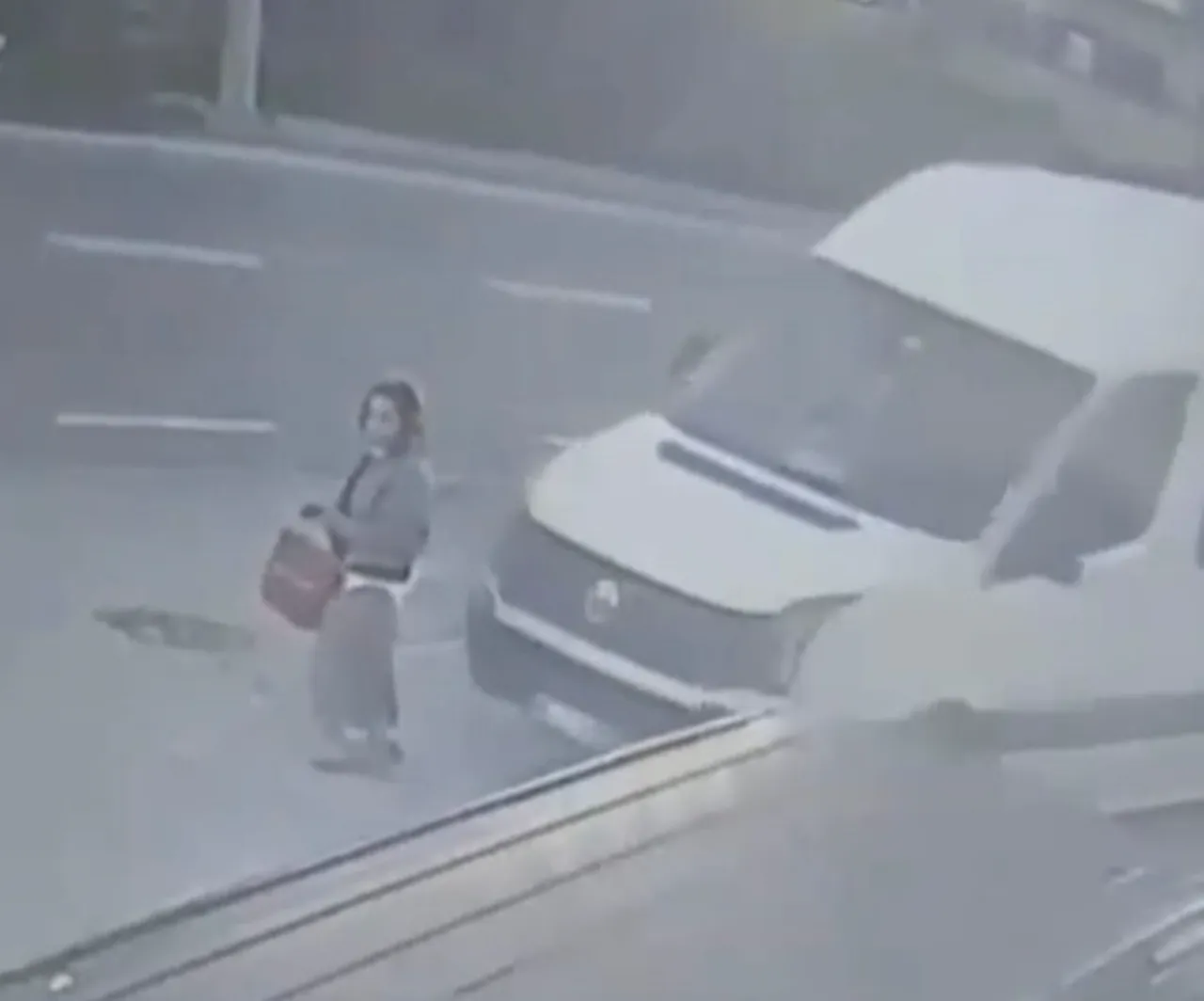 Dolmuş bekleyen kadın minibüsün altında kaldı! O anlar kamerada