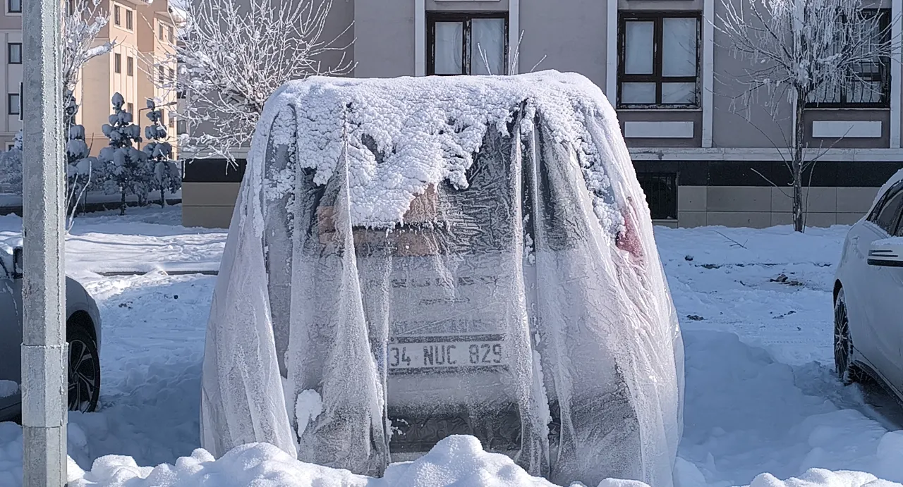 Eksi 28 derecelik kentte her yer buz kesti! Muşta metrelerce buz sarkıtları oluştu