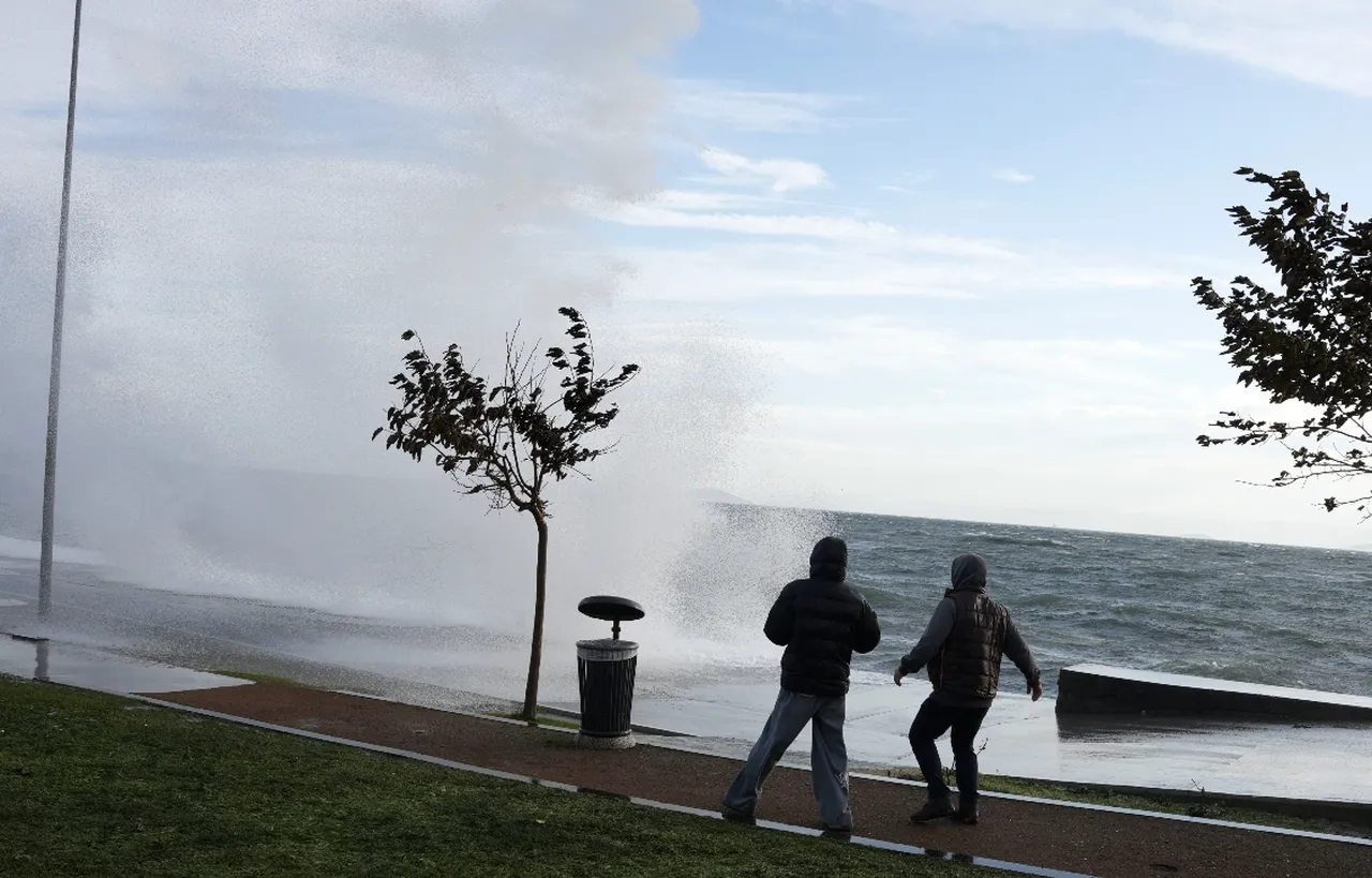 Fotoğraf merakının böylesi görülmedi! Fırtınaya aldırış etmeyip poz verdiler