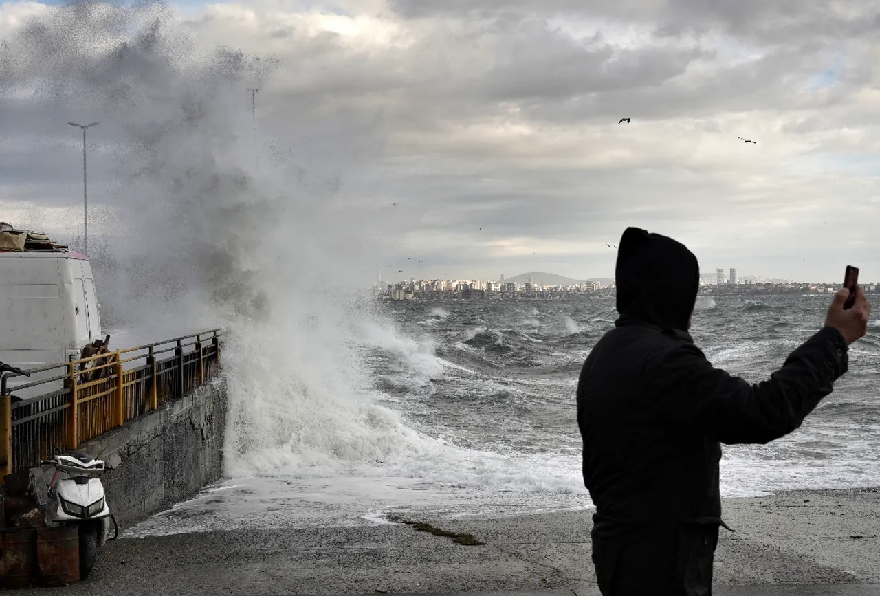 Fotoğraf merakının böylesi görülmedi! Fırtınaya aldırış etmeyip poz verdiler