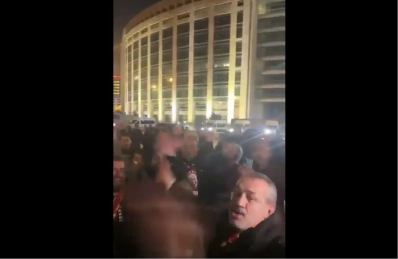 Çağlayan Adliyesi'ndeki Galatasaraylı taraftarlar