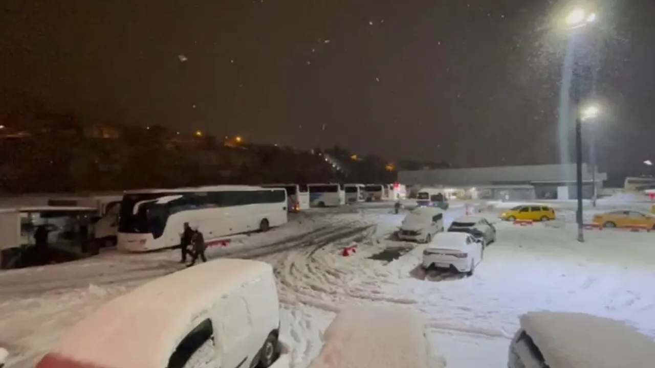 İstanbul otobüsler karda mahsur kaldı! Yolcular soğukta sabahladı