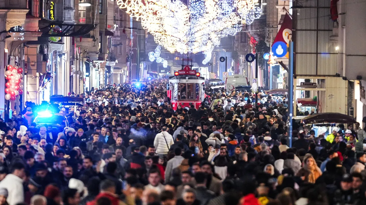 İstanbul Valiliğinden yılbaşı tedbirleri: 8 ilçeye ağır araç girişi yasak!
