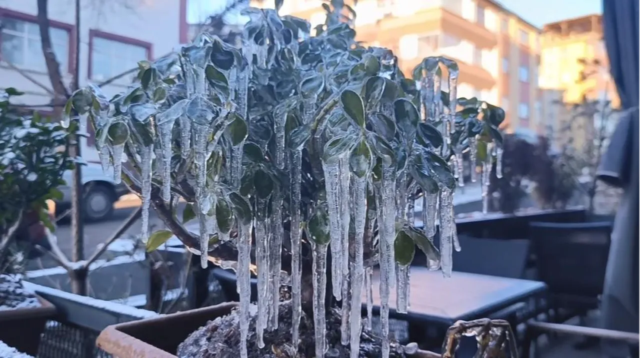 Kars - 15 ile dondu! Çamaşırlar asıldığı gibi buz tuttu