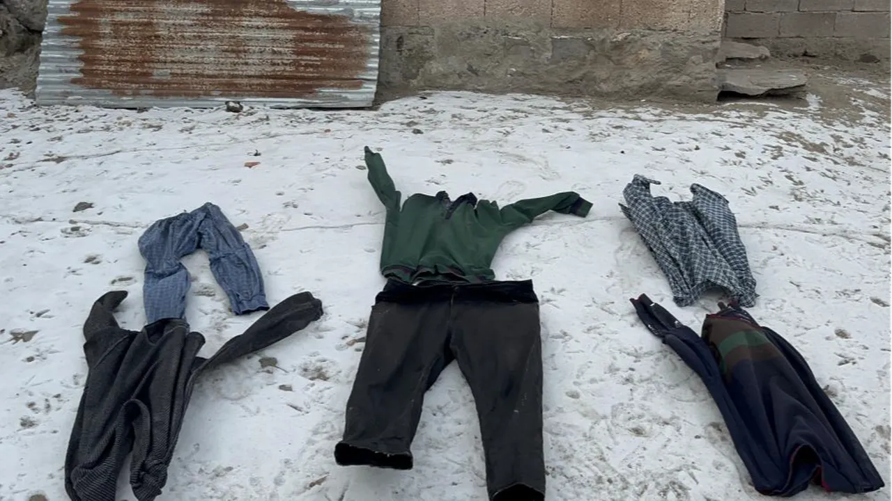 Kars - 15 ile dondu! Çamaşırlar asıldığı gibi buz tuttu