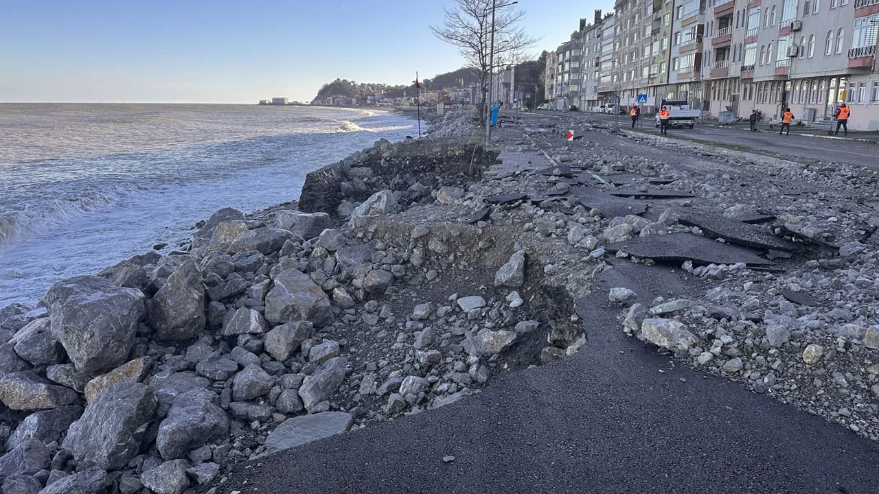 Kastamonu'da dev dalgalar kıyıyı savaş alanına çevirdi