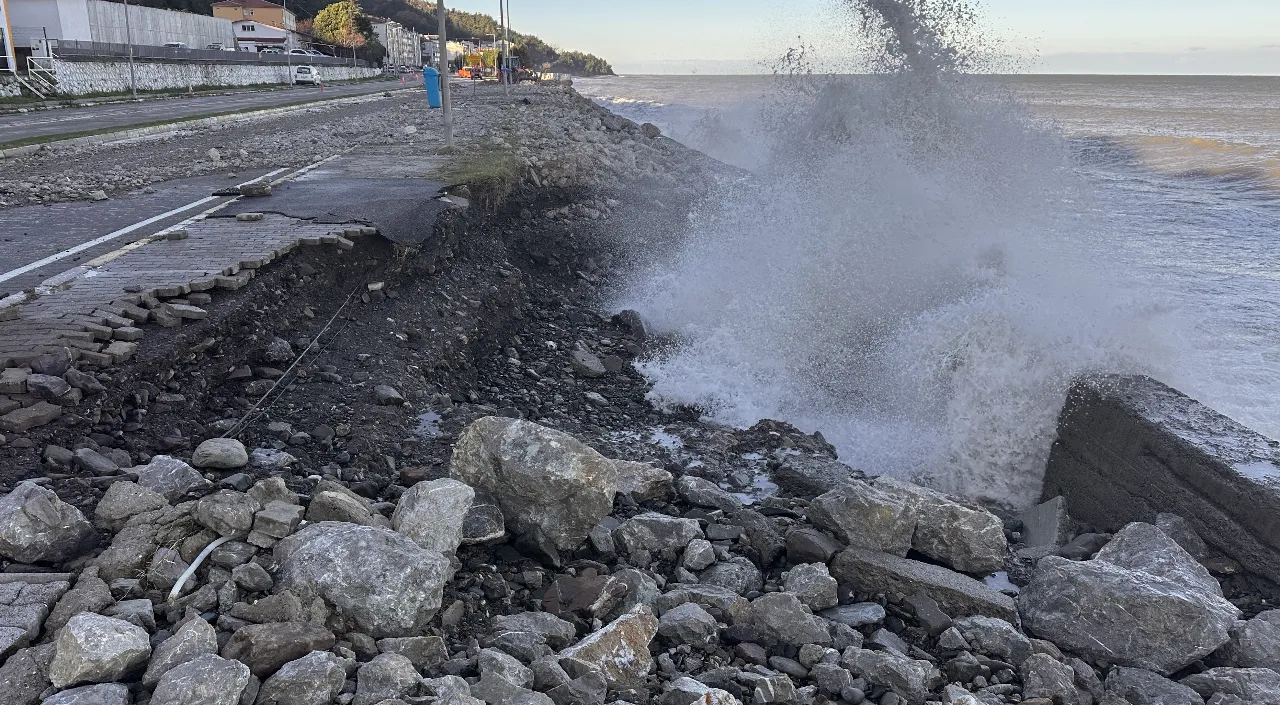 Kastamonuda dev dalgalar kıyıyı savaş alanına çevirdi