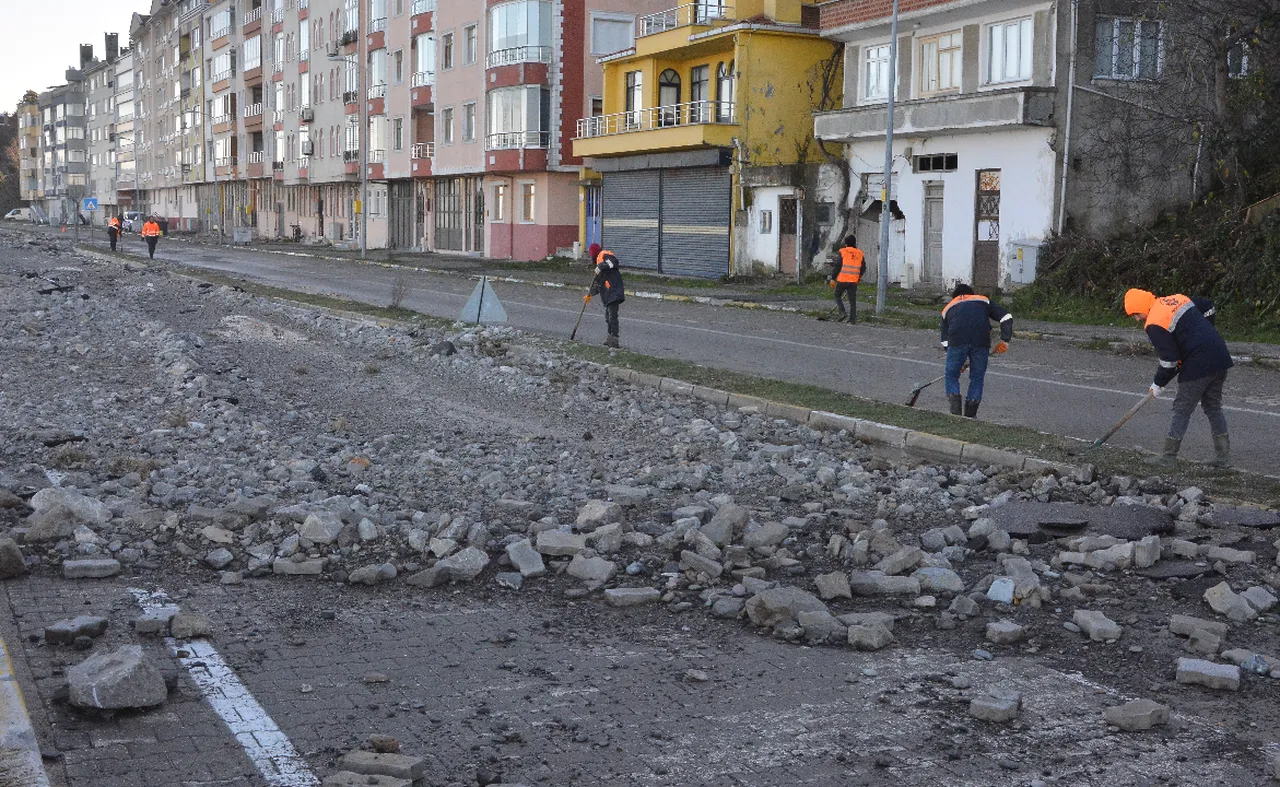 Kastamonuda dev dalgalar kıyıyı savaş alanına çevirdi