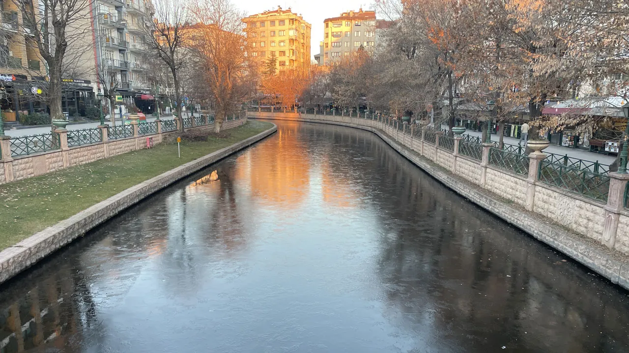 Kentin ortasından geçen ünlü çay buz tuttu!