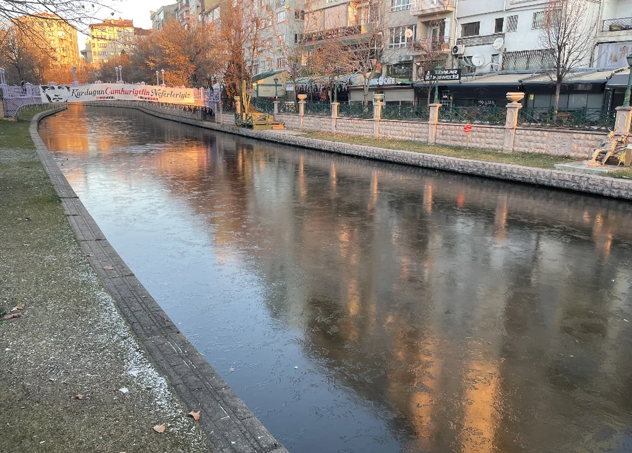 Porsuk Çayı buz tuttu