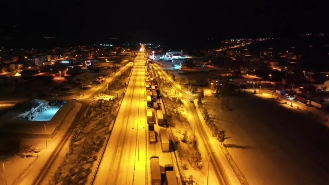 Kuyruk uzadıkça uzadı! D-100 karayolunda araçlar karda mahsur kaldı  