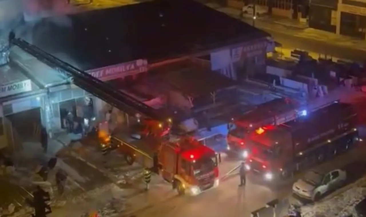 Mobilya imalathanesinde yangın paniği! Ekipler olay yerinde