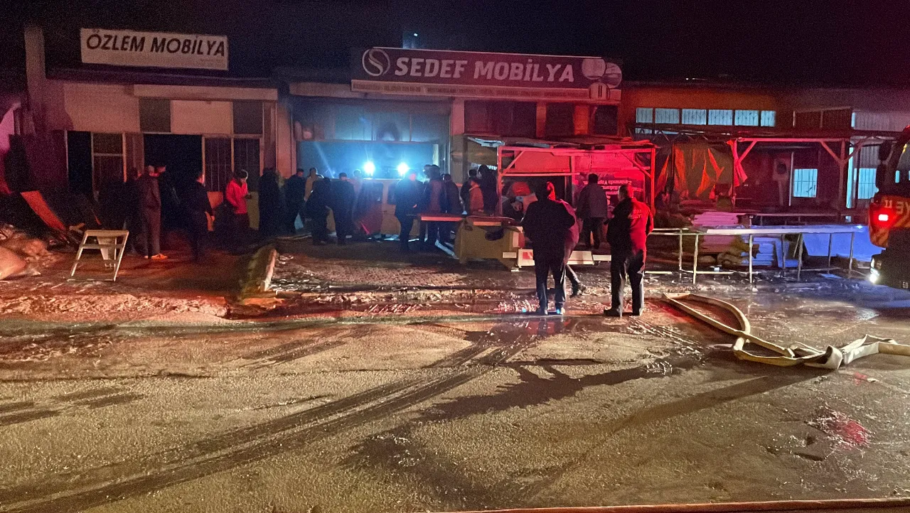 Mobilya imalathanesinde yangın paniği! Ekipler olay yerinde