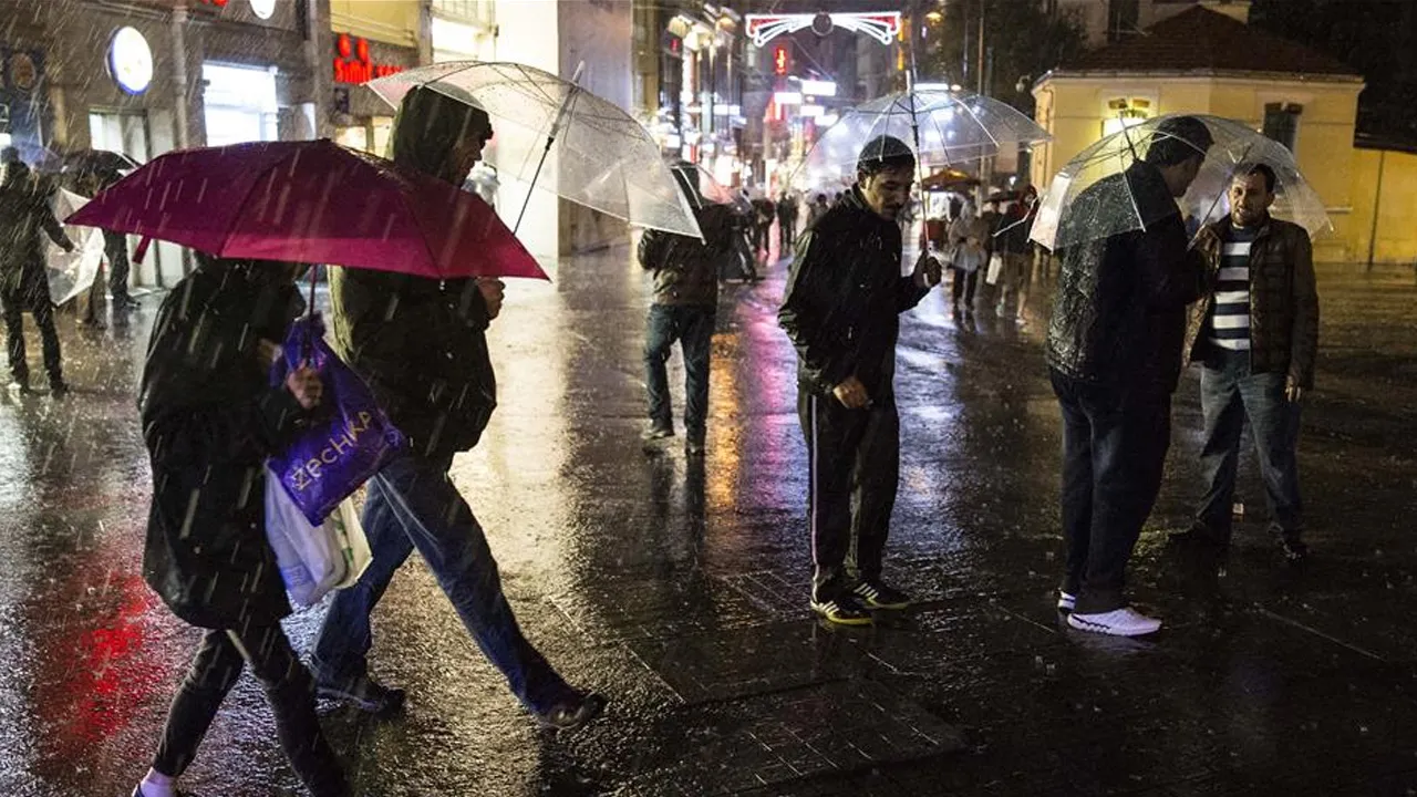 Soğuk hava dalgası İstanbul’u sardı! Bazı ilçelerde sulu kar yağıyor