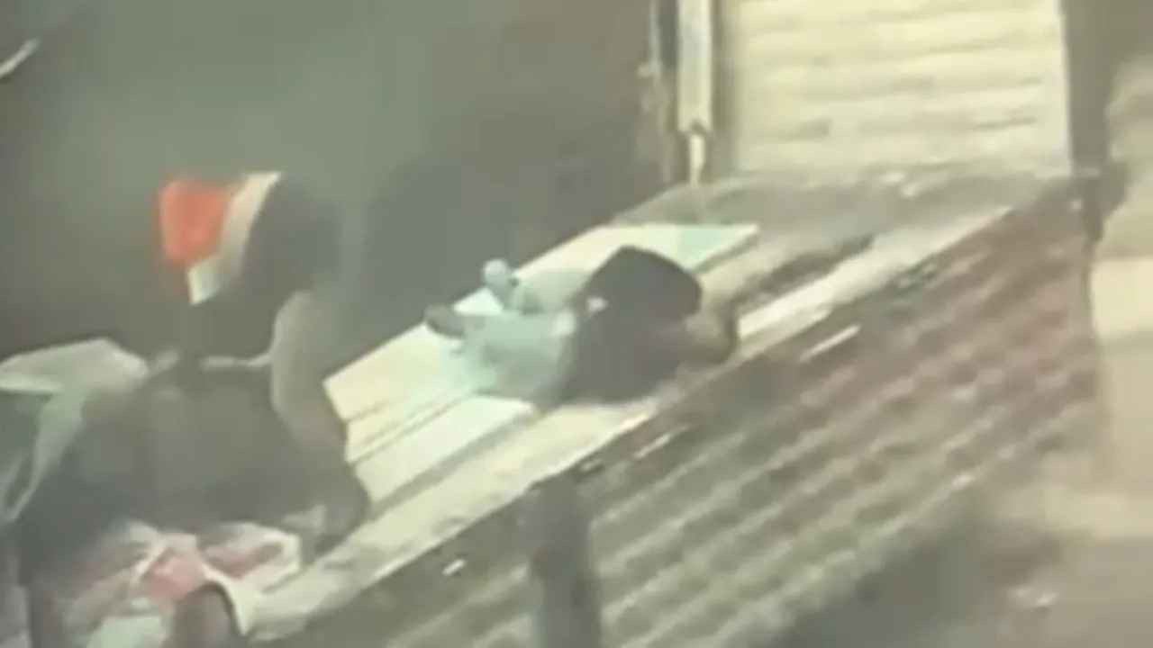 Tırdan yük indiren işçiye yıldırım isabet etti! O anlar kamerada