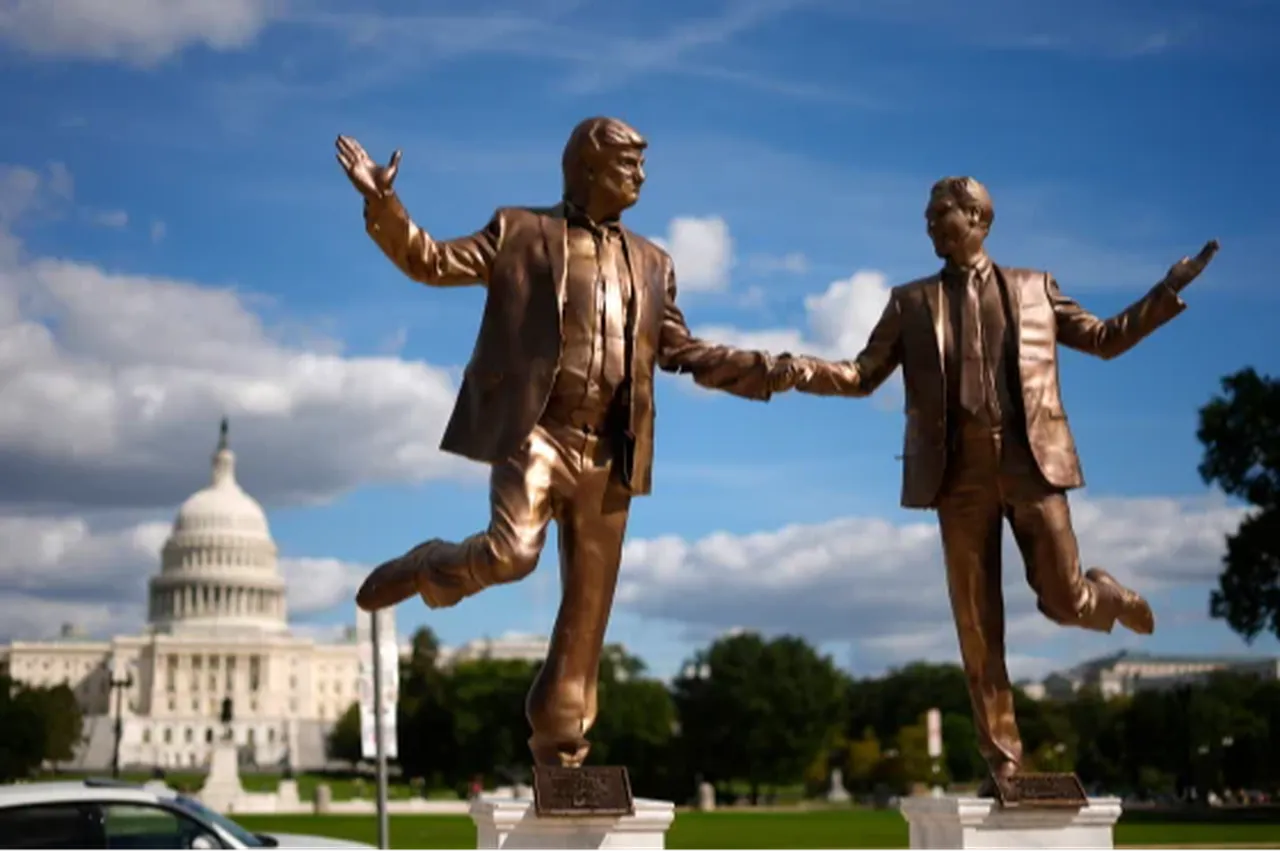 Trump ve Epstein'ın el ele tutuşan heykeli National Mall'da sergileniyor.