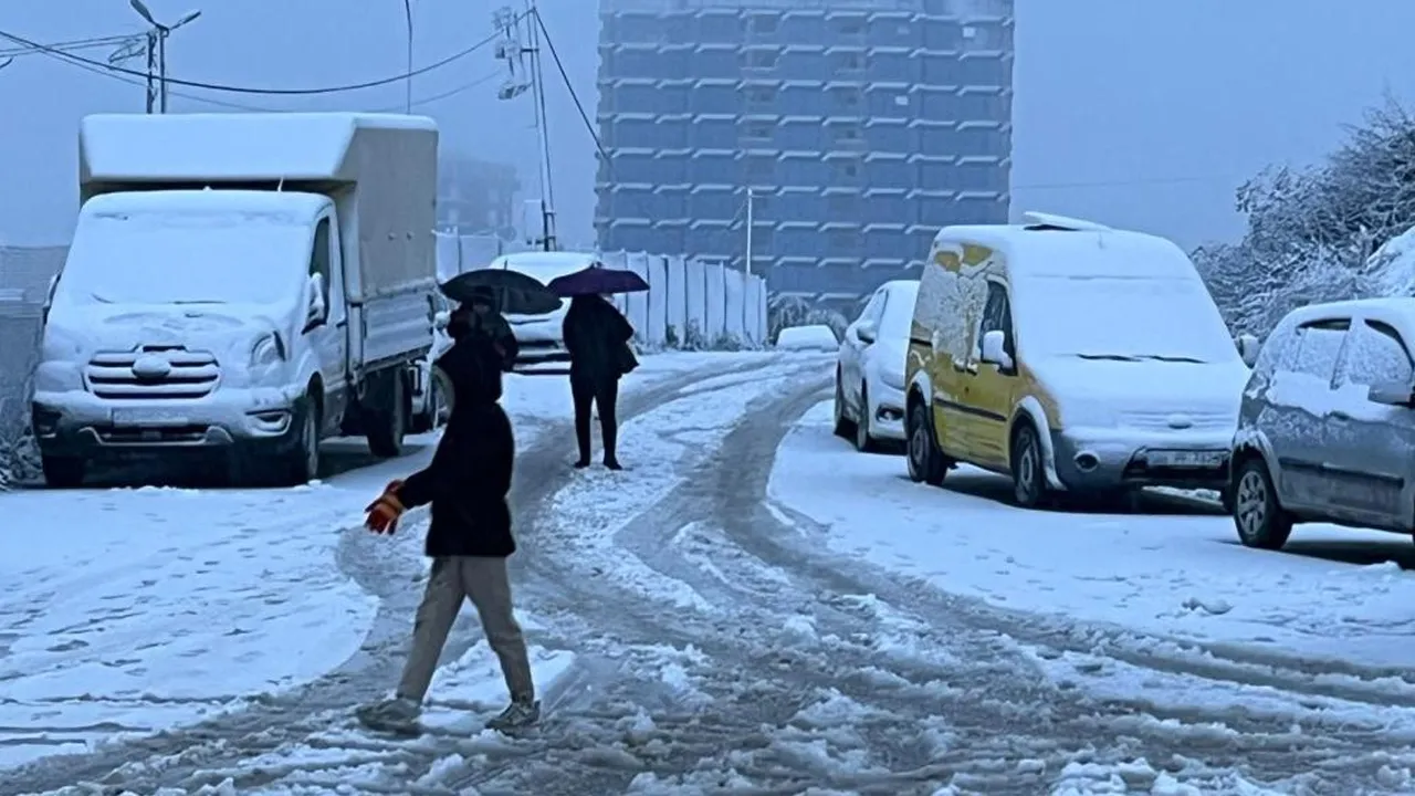 53 yıl sonra bir ilk yaşandı! Hatay bembeyaz oldu: 2 ilçede okullar tatil