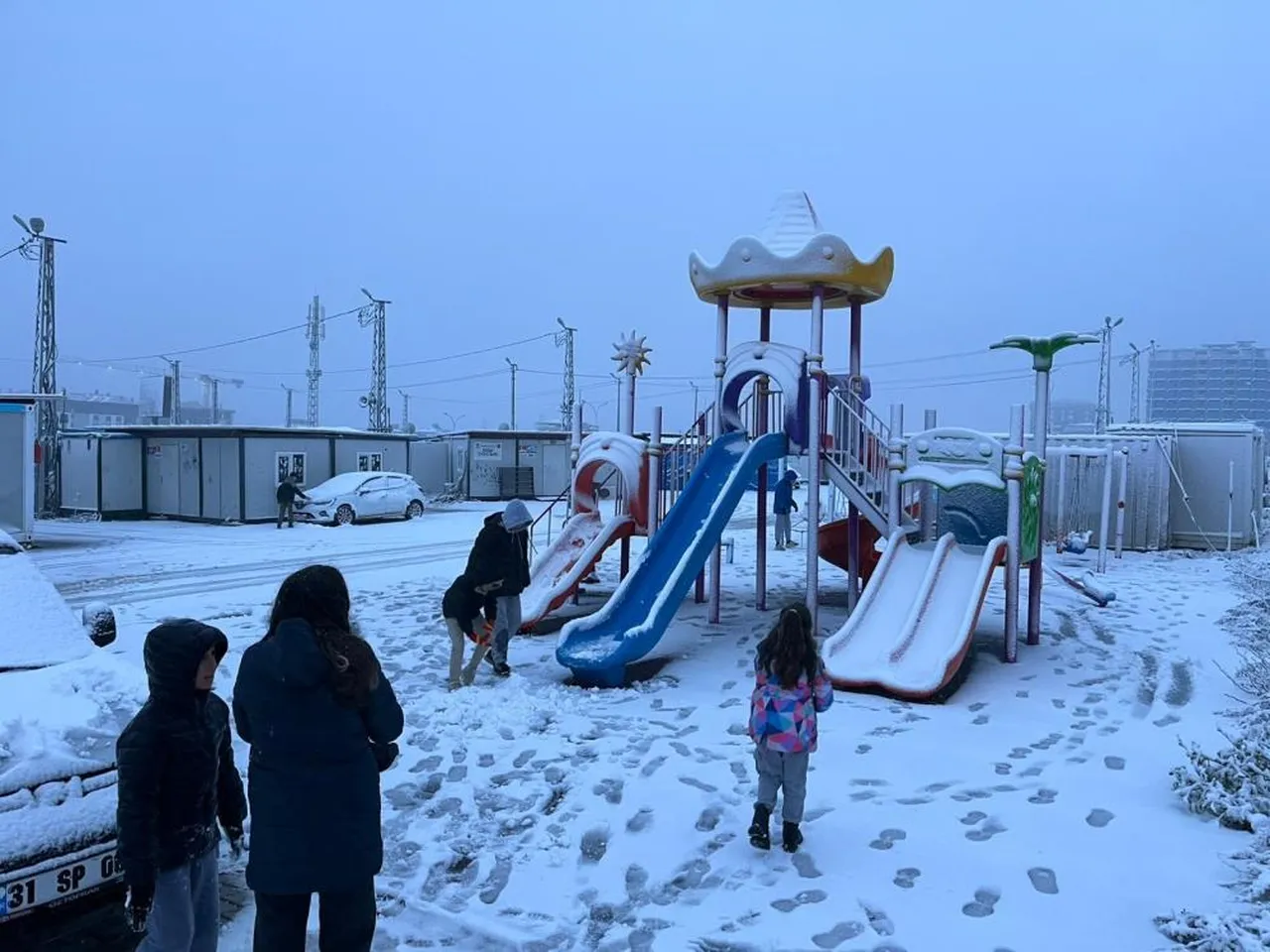 53 yıl sonra bir ilk yaşandı! Hatay bembeyaz oldu: 2 ilçede okullar tatil