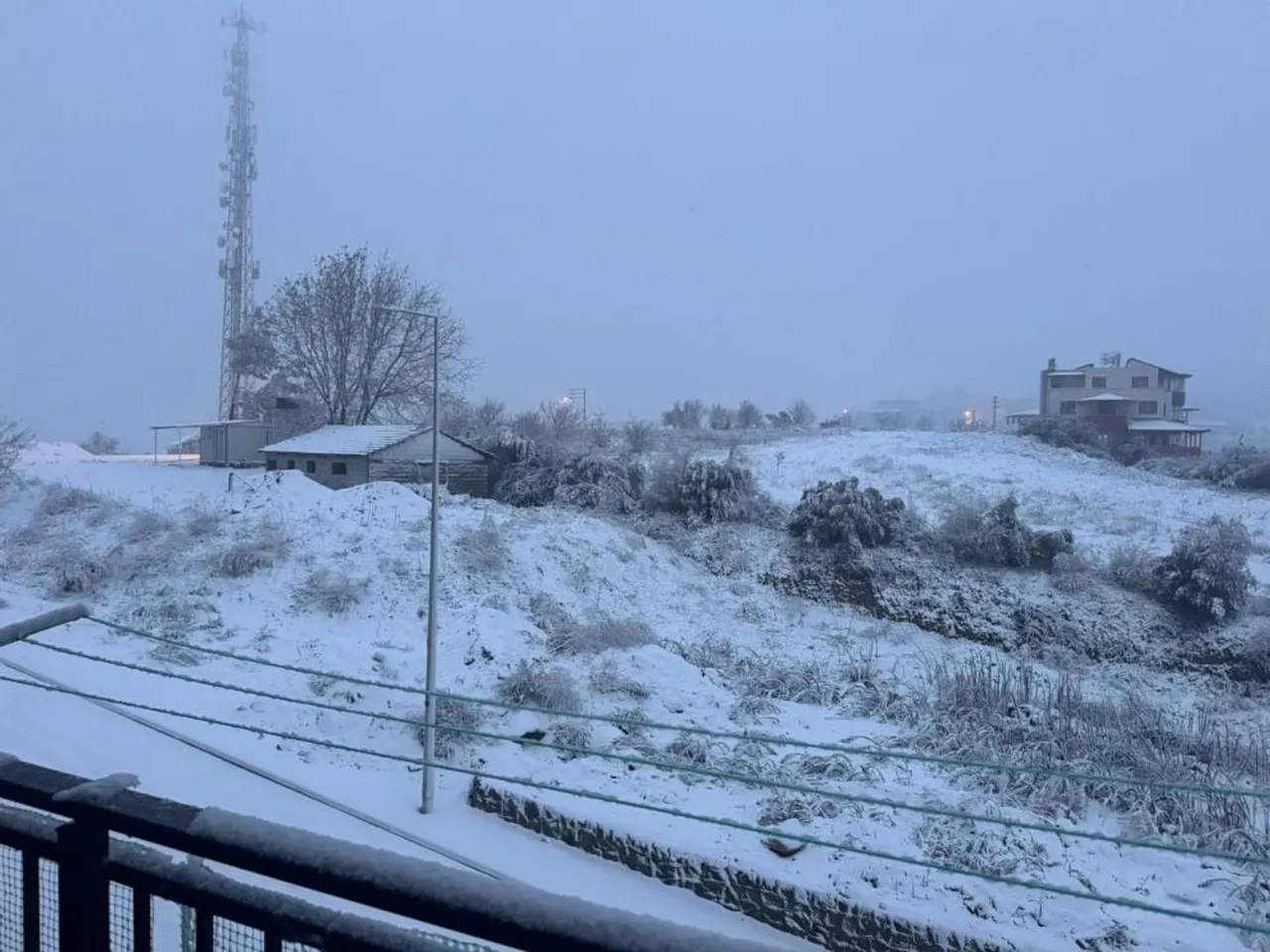 53 yıl sonra bir ilk yaşandı! Hatay bembeyaz oldu: 2 ilçede okullar tatil