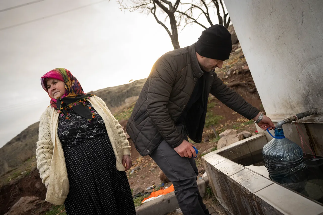 Ankara'da 'kara kış' manzarası! Vatandaşlar saatlerce çeşme başlarında bekledi