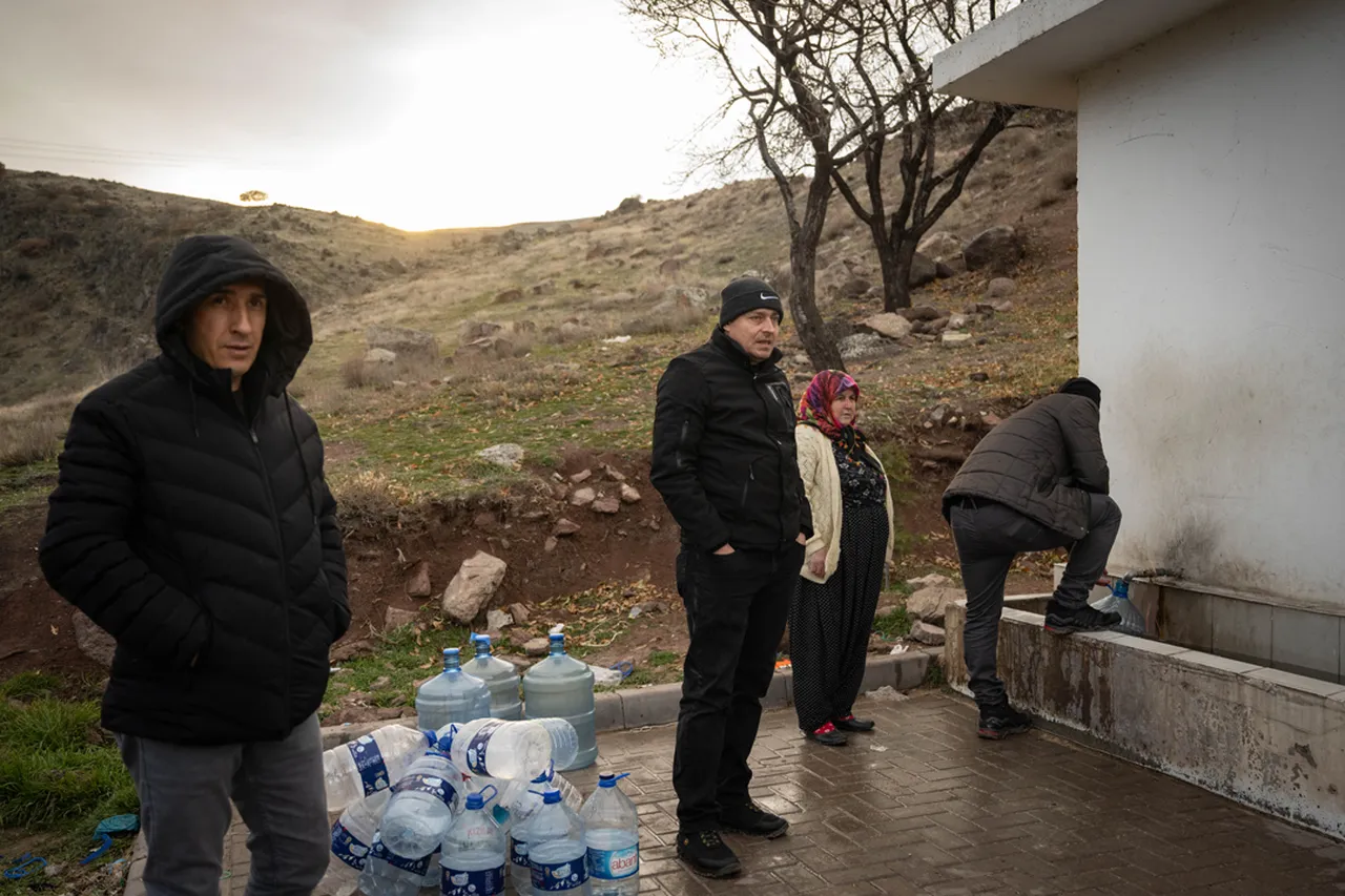 Ankarada kara kış manzarası! Vatandaşlar saatlerce çeşme başlarında bekledi