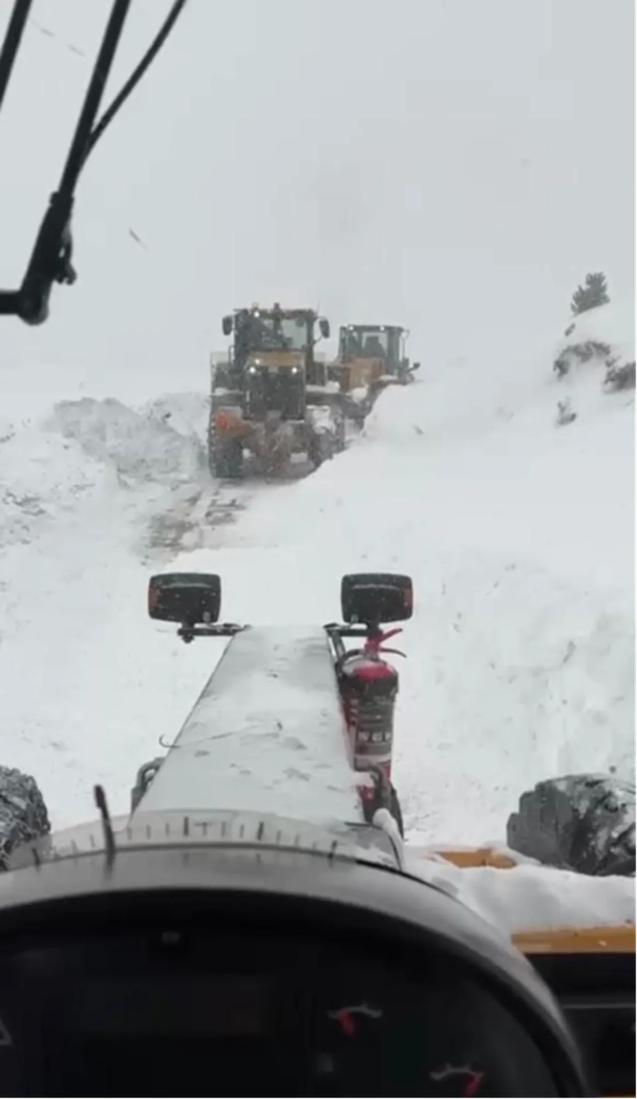 Ekipler çığın meydana geldiği bölgeye ulaşmaya çalışıyor.