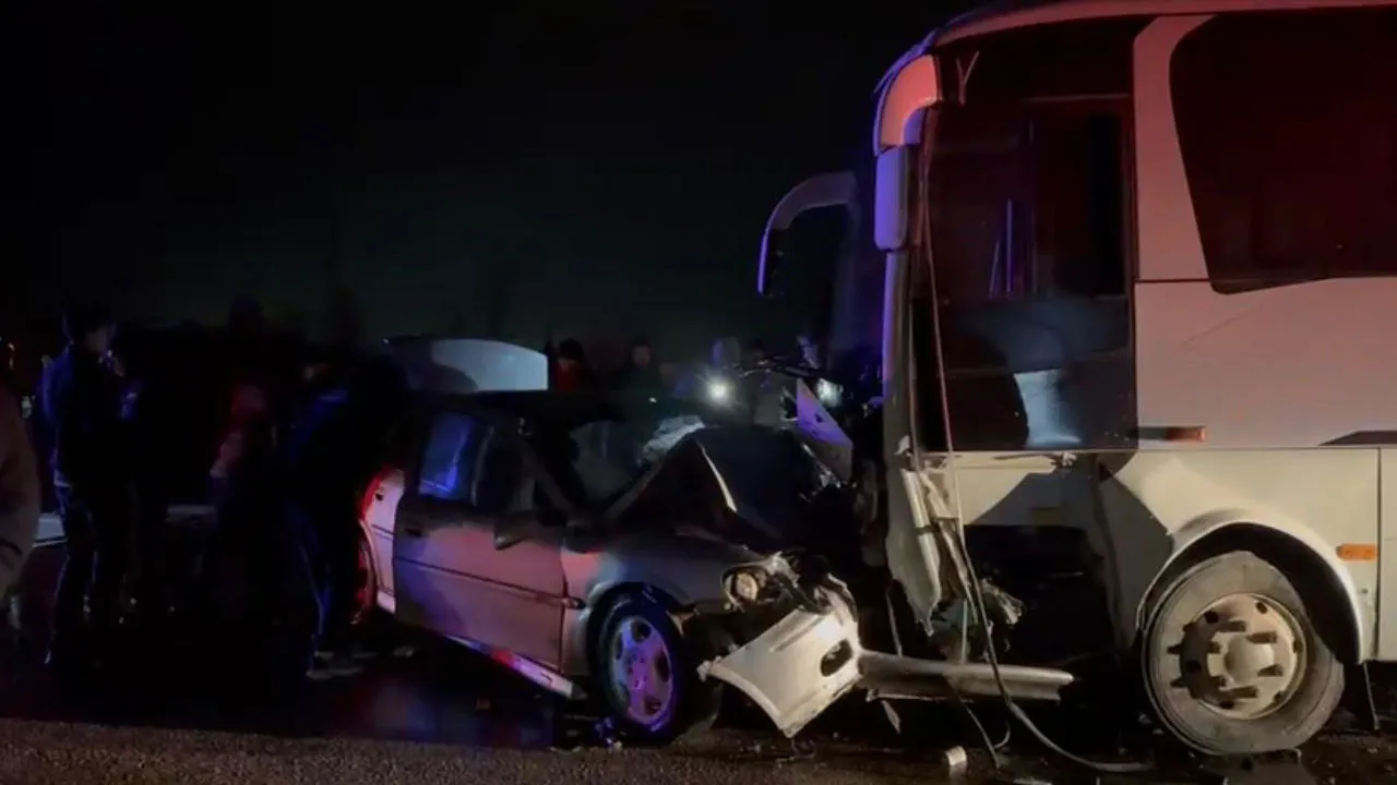 Balıkesir'de işçi servisi ile otomobil çarpıştı: Ölü ve yaralılar var