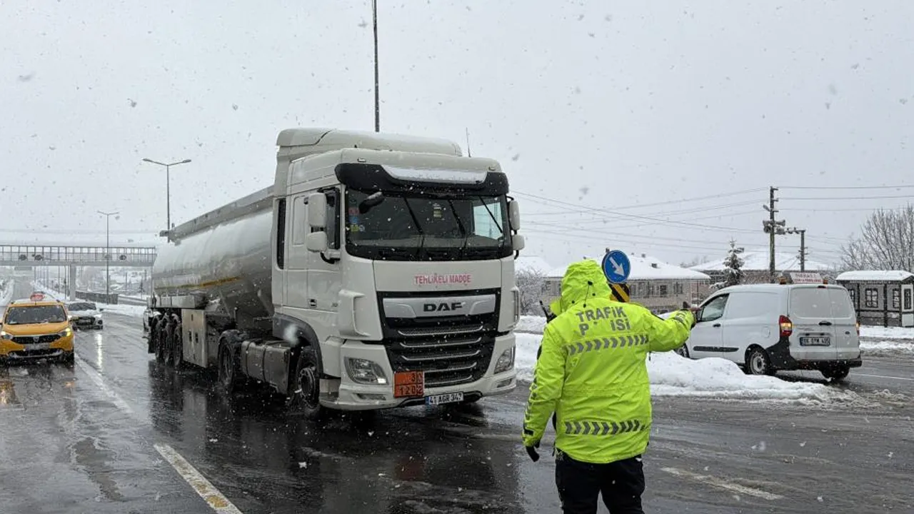 Bolu Dağı kar yağışı nedeniyle ağır tonajlı araçlara kapatıldı