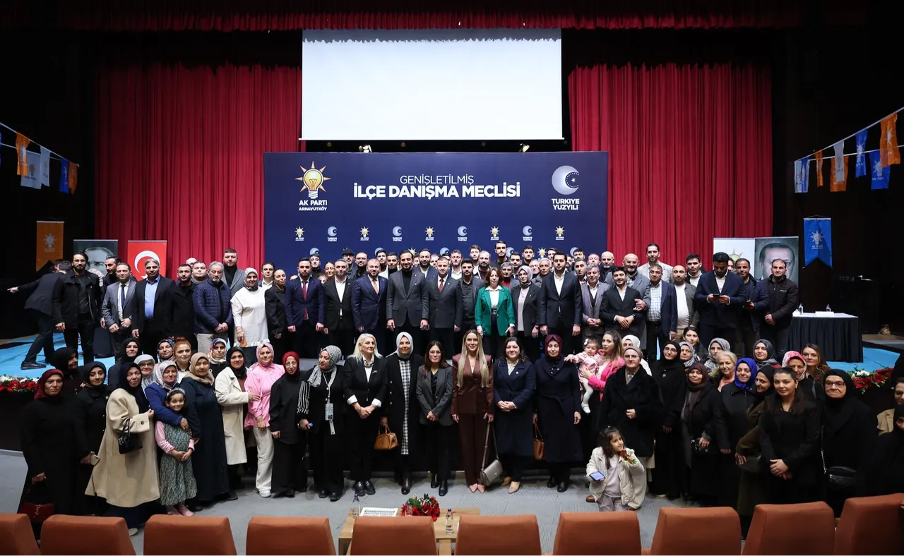 Arnavutköy'de AK Parti Genişletilmiş İlçe Danışma Meclisi'nde yeni parti üyelerine rozetleri takıldı