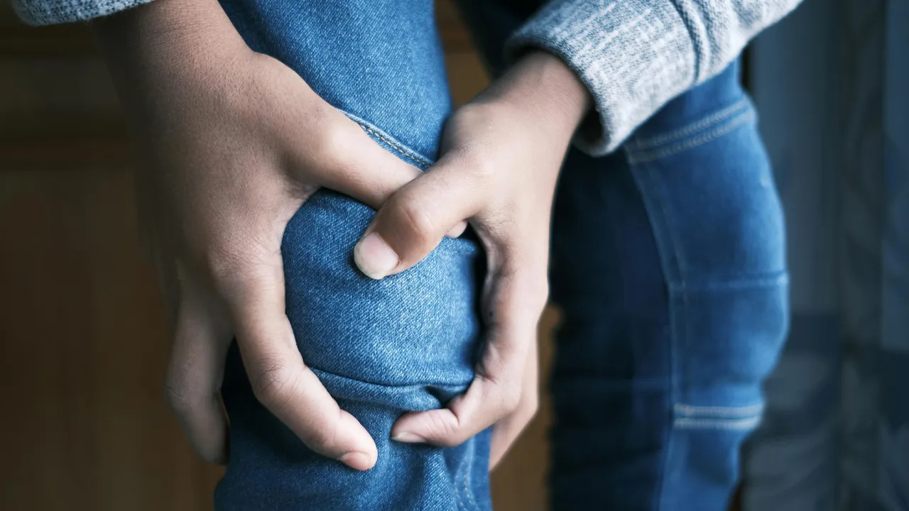 Dizde şişlik ve sürekli ağrıya dikkat! Uzmanı kritik işaretleri sıraladı