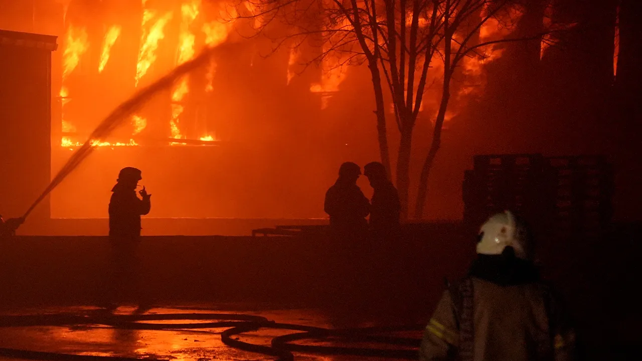 Esenyurt'ta fabrika yangını! Patlamalar peş peşe geldi