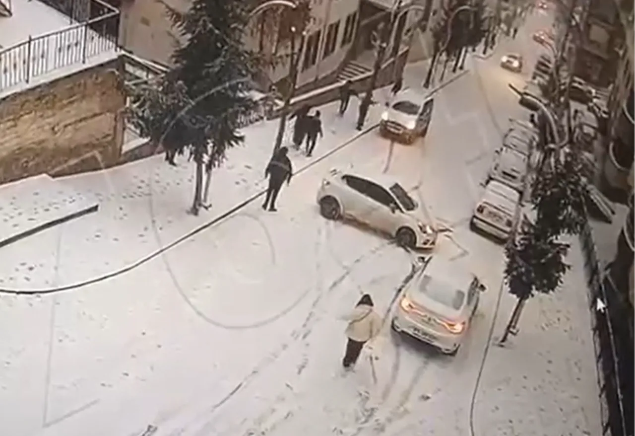 Gümüşhane'de yollar buz pistine döndü! Yokuş aşağı kayan araçlar kamerada