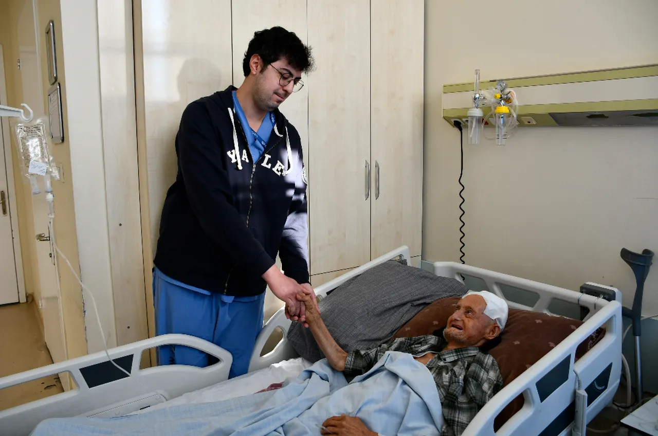 Hakkari’de nadir görülen hastalık! 45 yaşında ama 80 gibi görünüyor