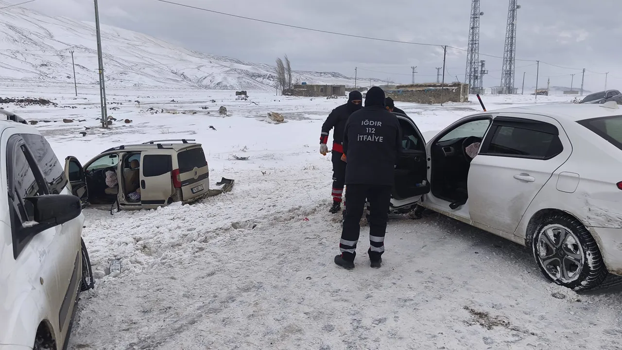 Kar yağışının etkili olduğu Iğdır’da zincirleme kaza! 3 kişi yaralandı