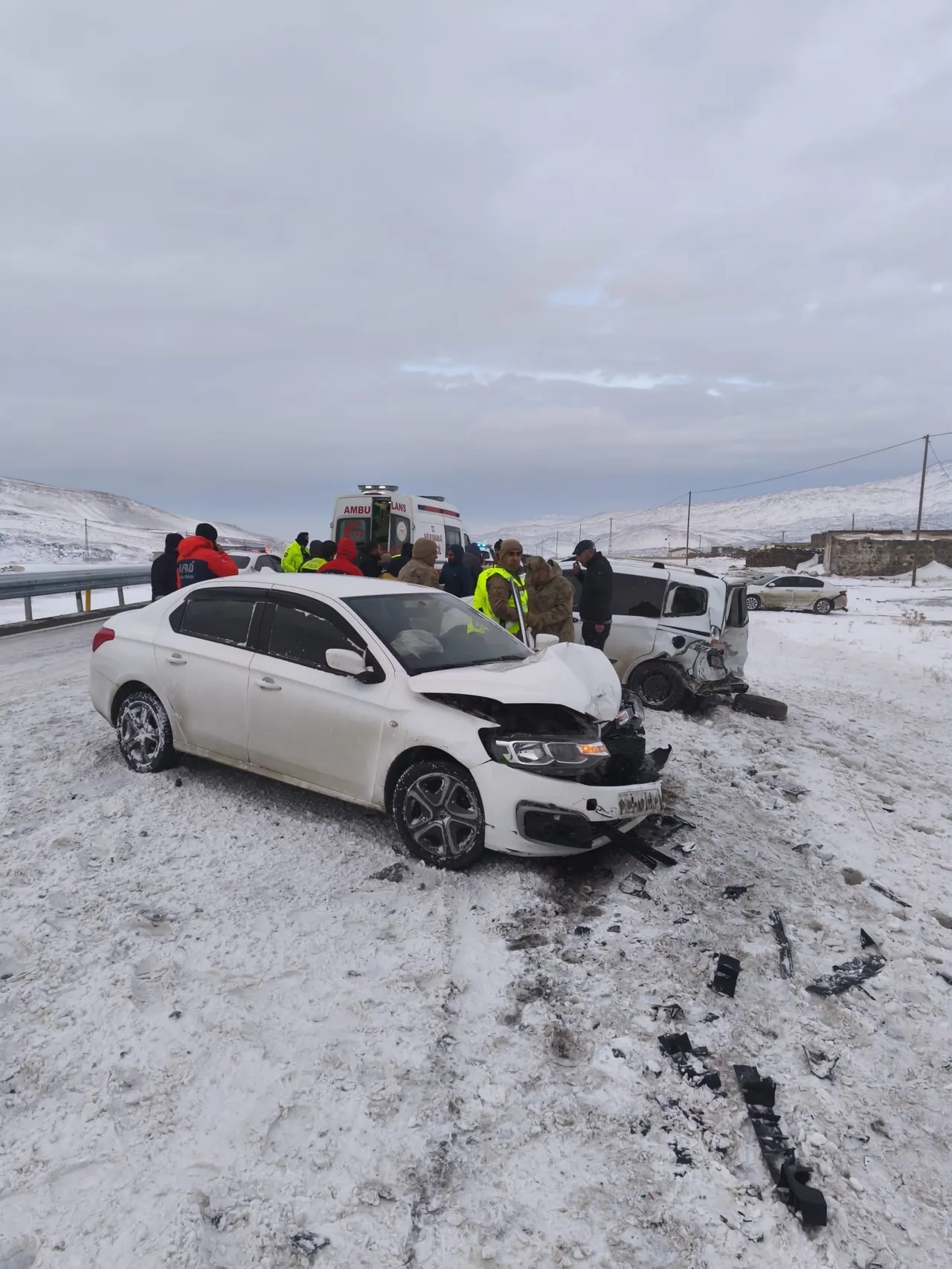 Kar yağışının etkili olduğu Iğdır’da zincirleme kaza! 3 kişi yaralandı