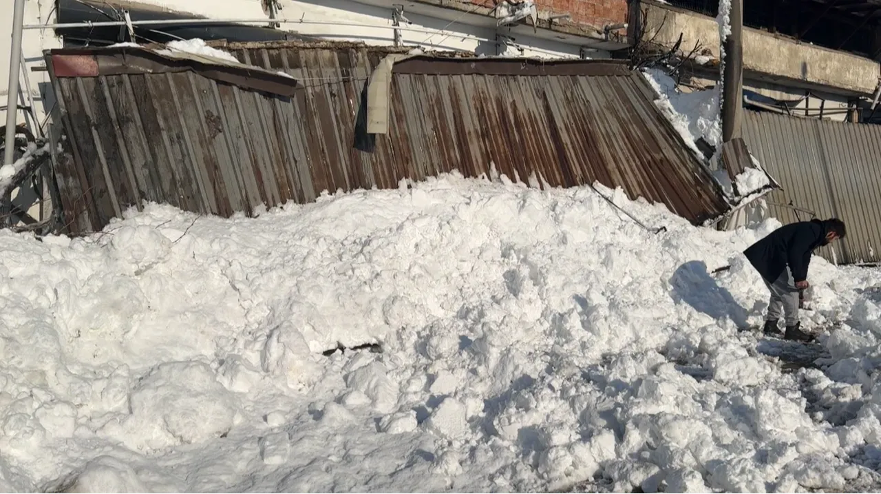 Karabükte korku dolu anlar! Karın biriktiği çatı çöktü, saniyelerle ölümden döndü