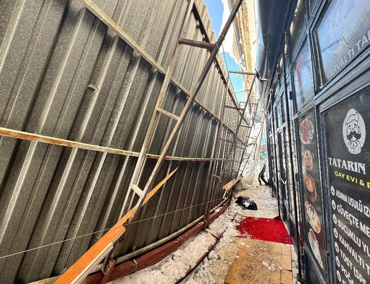 Karabükte korku dolu anlar! Karın biriktiği çatı çöktü, saniyelerle ölümden döndü