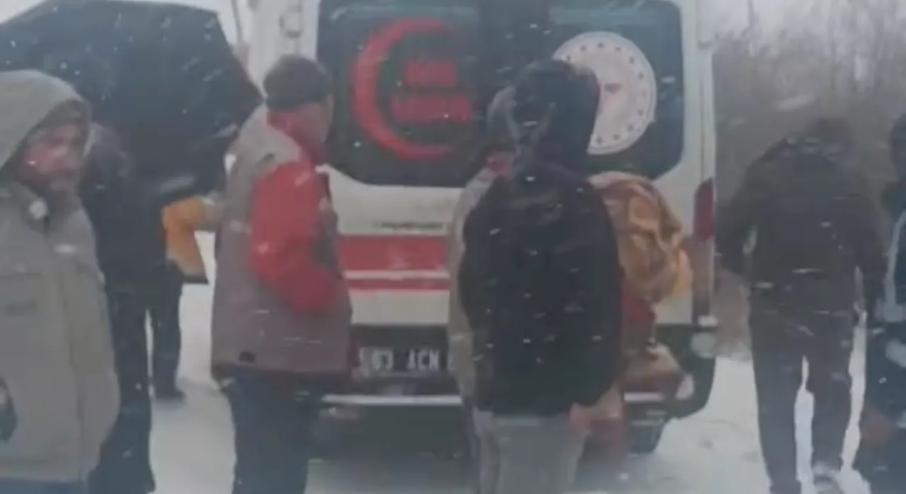 Karda zamana karşı yarış! Hasta battaniye ile taşındı