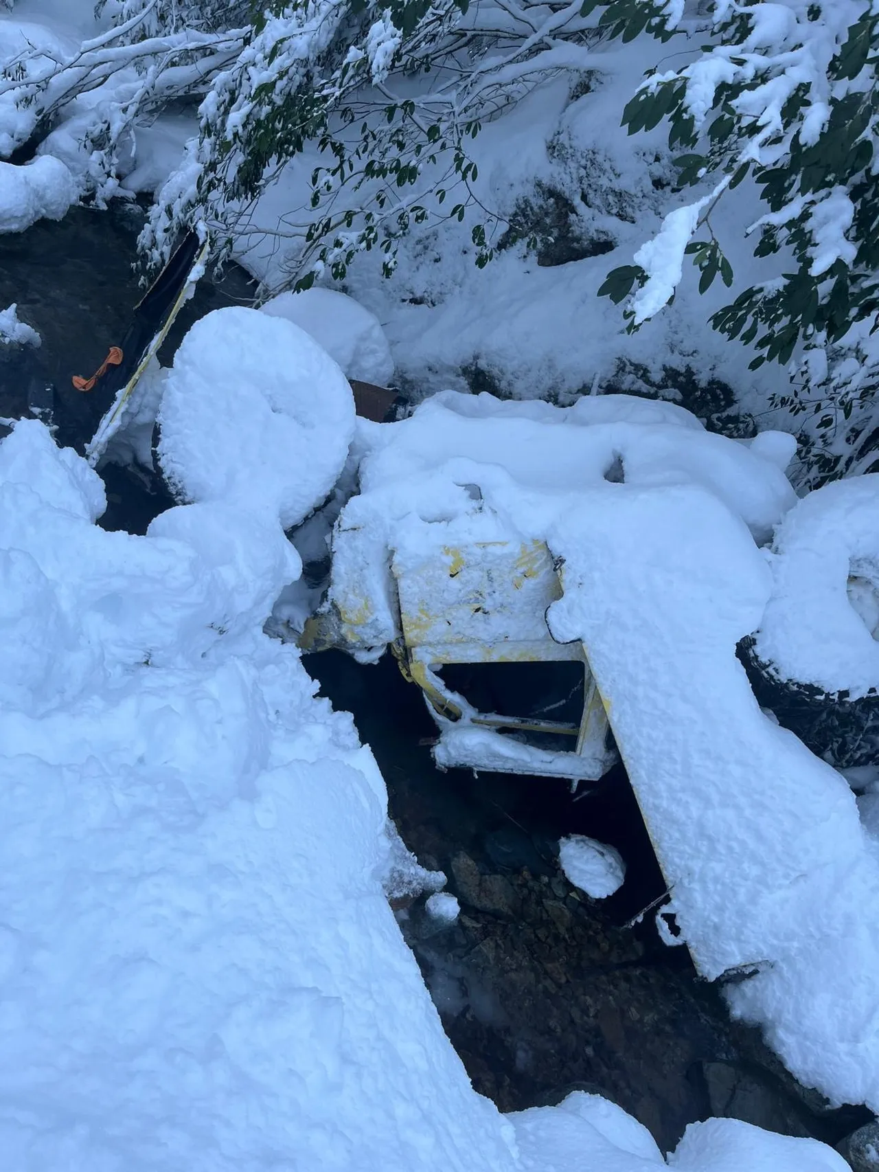 Kayıp 2 kişi uçuruma yuvarlanan araçta bulundu! Meclis üyesi çıktı