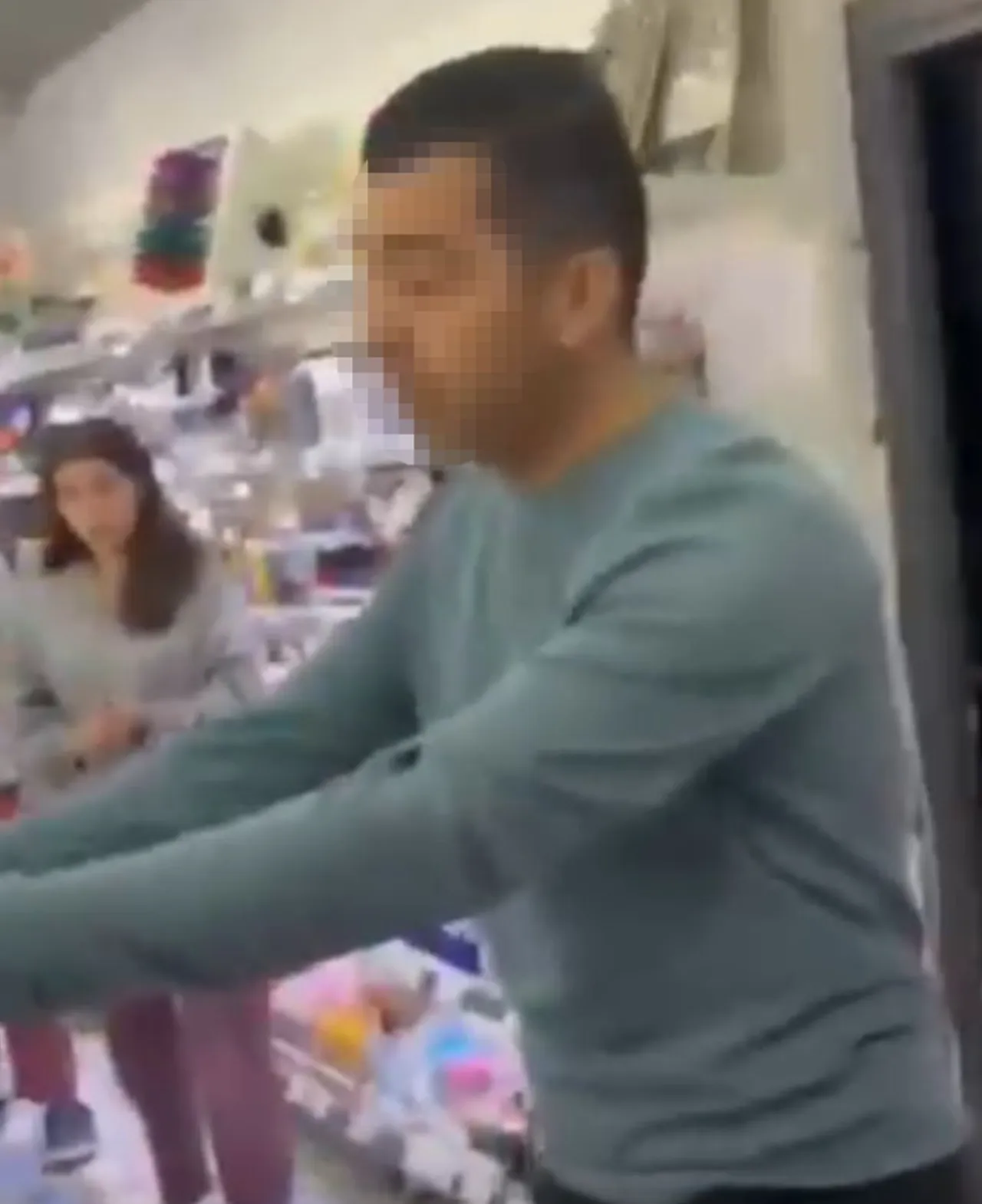 Kırtasiyede kız öğrencileri gizlice çekti! Foyası ortaya çıkınca ortalık karıştı