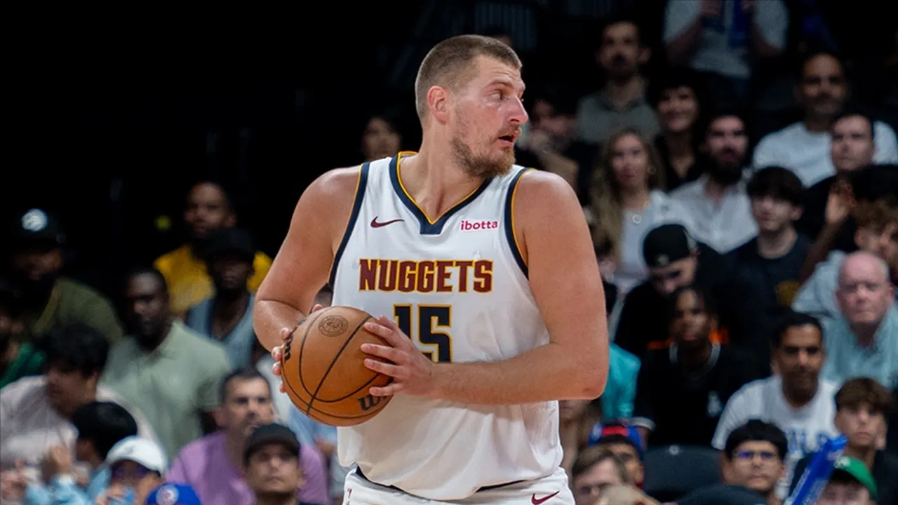 Nikola Jokic, Miami Heats ile oynanan maçta yaşadığı diz sakatlığı nedeniyle en az 4 hafta maç oynayamayacak